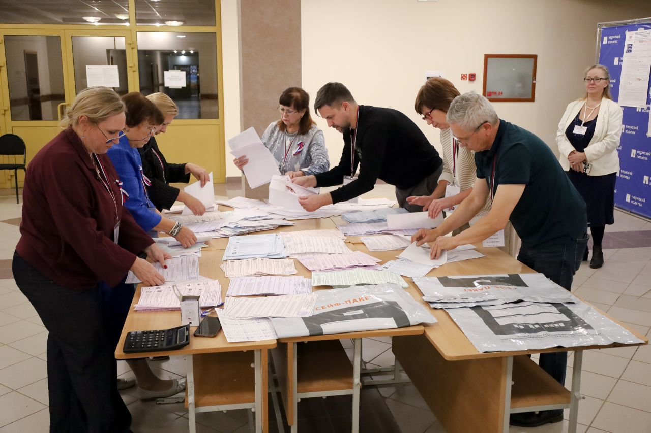 Все процедуры на избирательных участках проводились под контролем наблюдателей, в том числе зарубежных. Фото: Нина Акимова