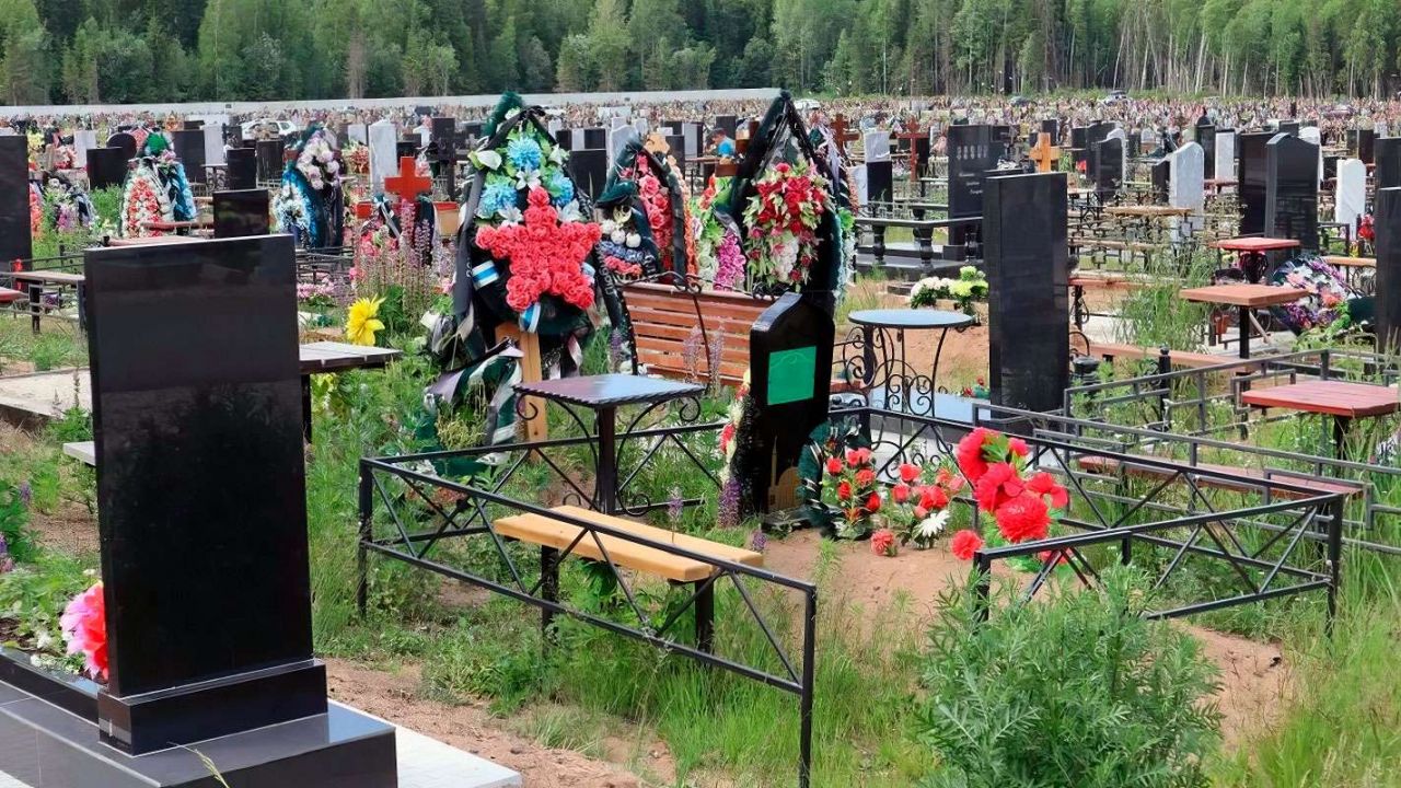 В Перми на Северном кладбище людей начали хоронить на месте киосков с цветами 