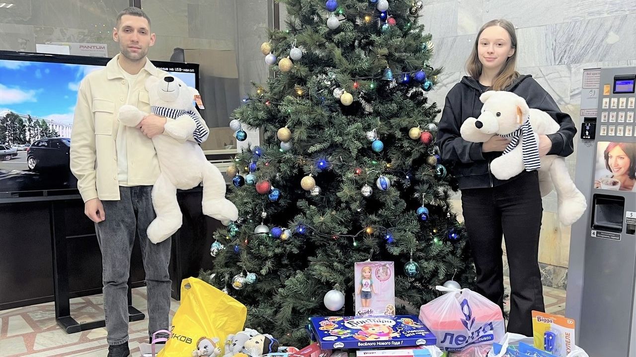 Сотрудники «Уралхима» присоединились к благотворительной акции «Поезд Деда Мороза — детям»