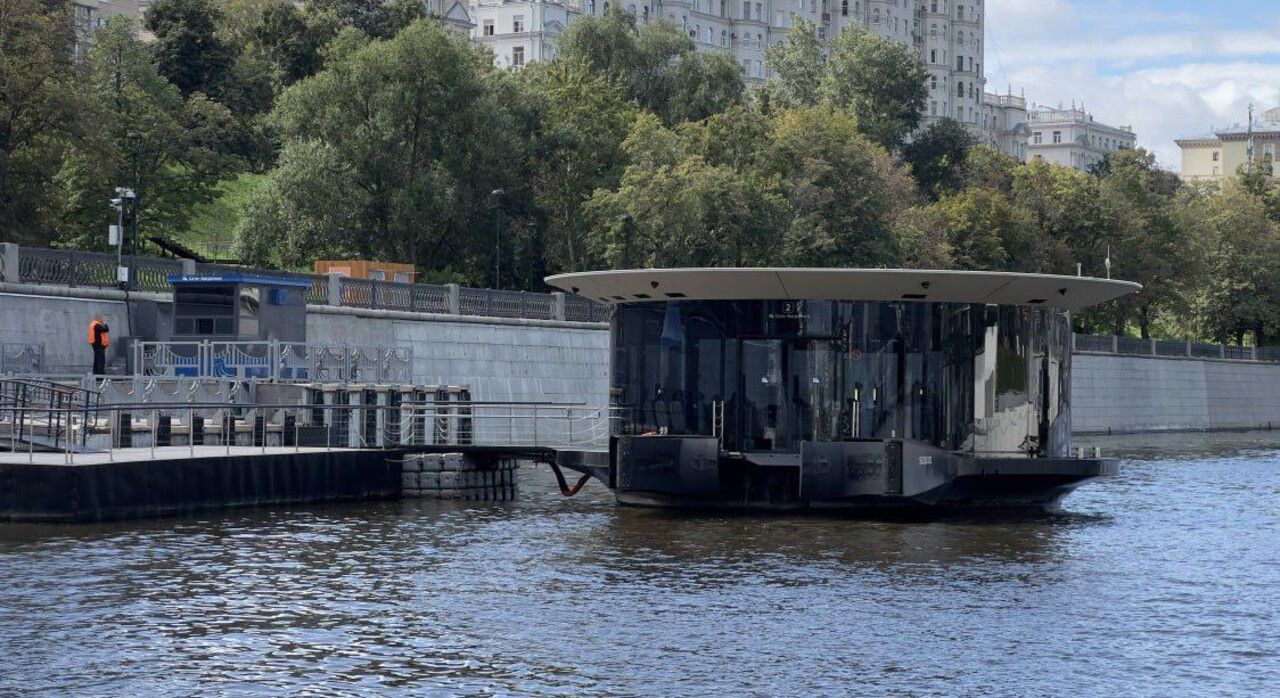 ​Пермская судоверфь спустила на воду еще пять уникальных плавучих остановок Ecostation для Москвы