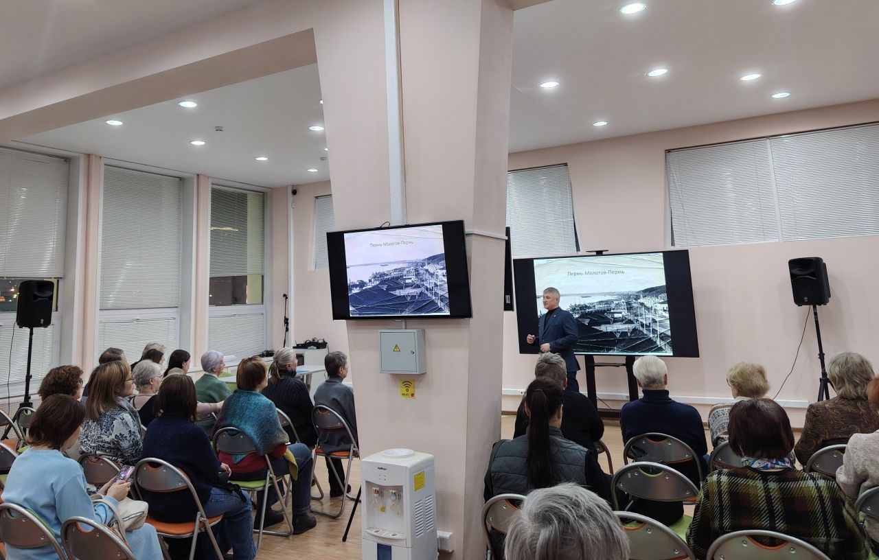 Клуб любителей истории архитектуры, руководитель – Геннадий Воженников. Фото: Наталия Тимофеева
