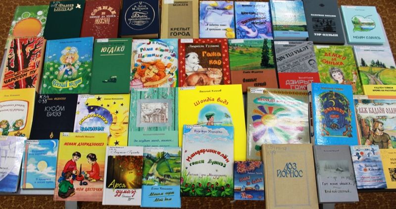 Книги из фонда краеведческого отдела Коми-Пермяцкой национальной библиотеки им. М. П. Лихачёва. Фото: Надежда Моисеева