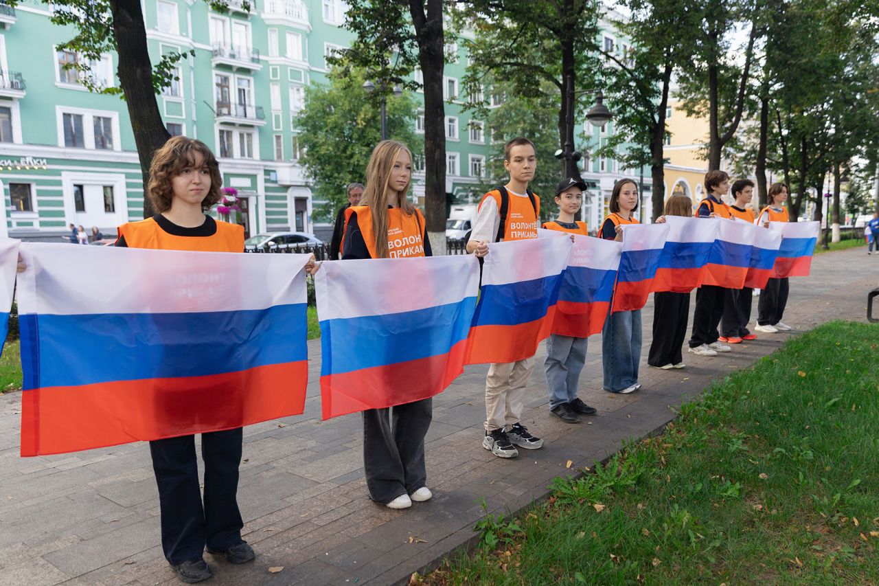 В цветах родного флага: праздничные акции на «Юности» и Комсомольском проспекте объединили жителей всего Прикамья. Фото: Юрий Евдокимов