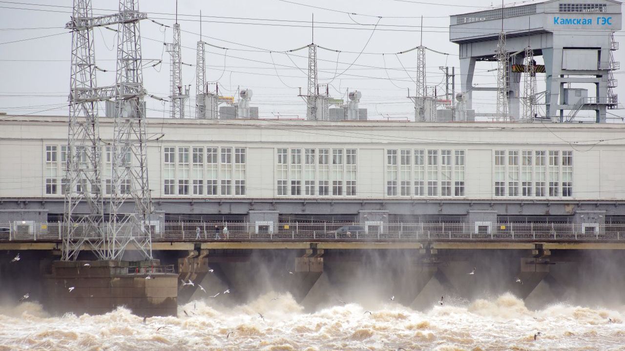 ​В Прикамье увеличены сбросы на Камской и Воткинской ГЭС из-за высокого притока воды и рисков подтоплений