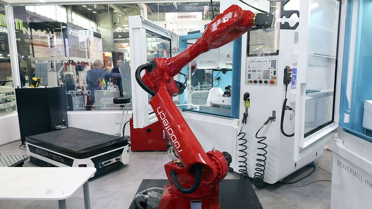 Робот-манипулятор автоматизирует производственные процессы. Фото: Елена Майорова