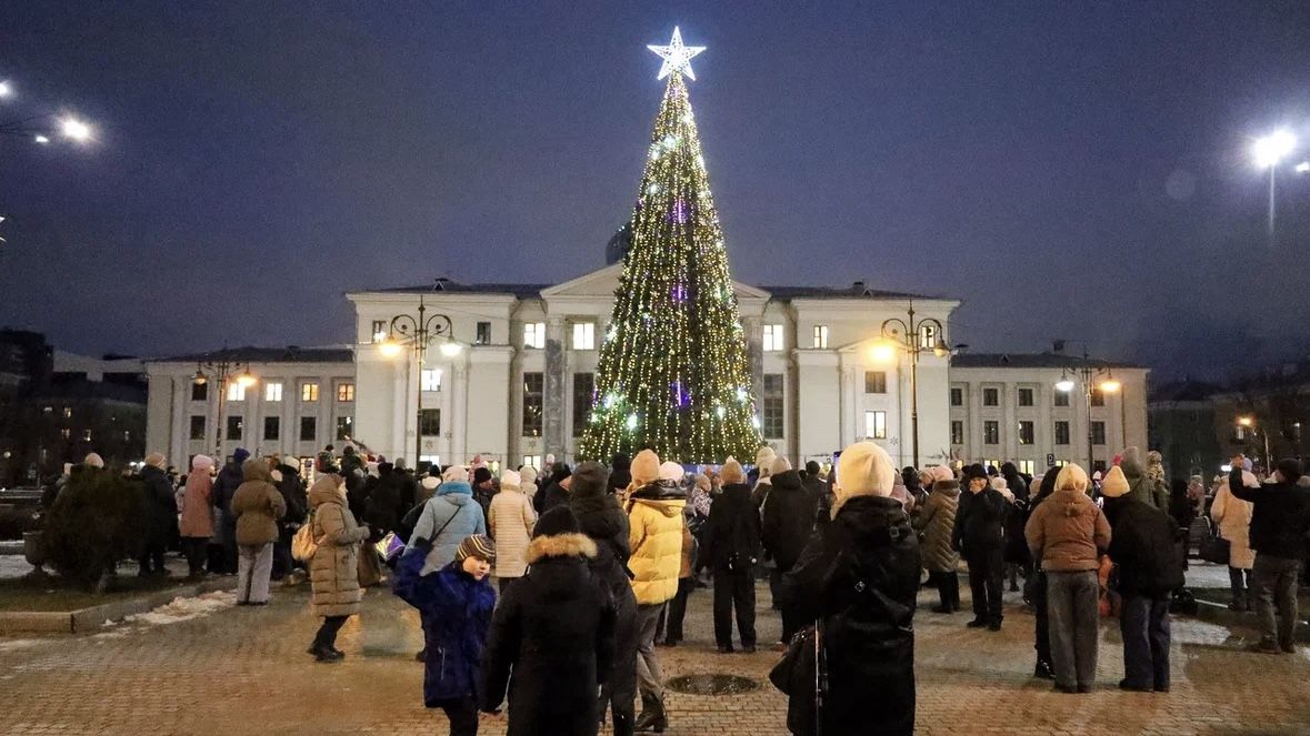 В Перми зажглась первая новогодняя елка