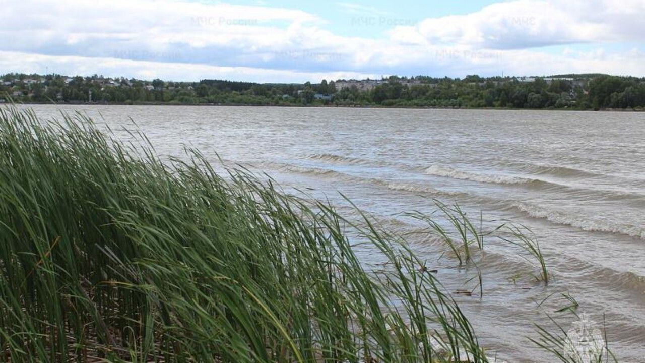 ​Спасатели эвакуировали двух мужчин с Нытвенского пруда
