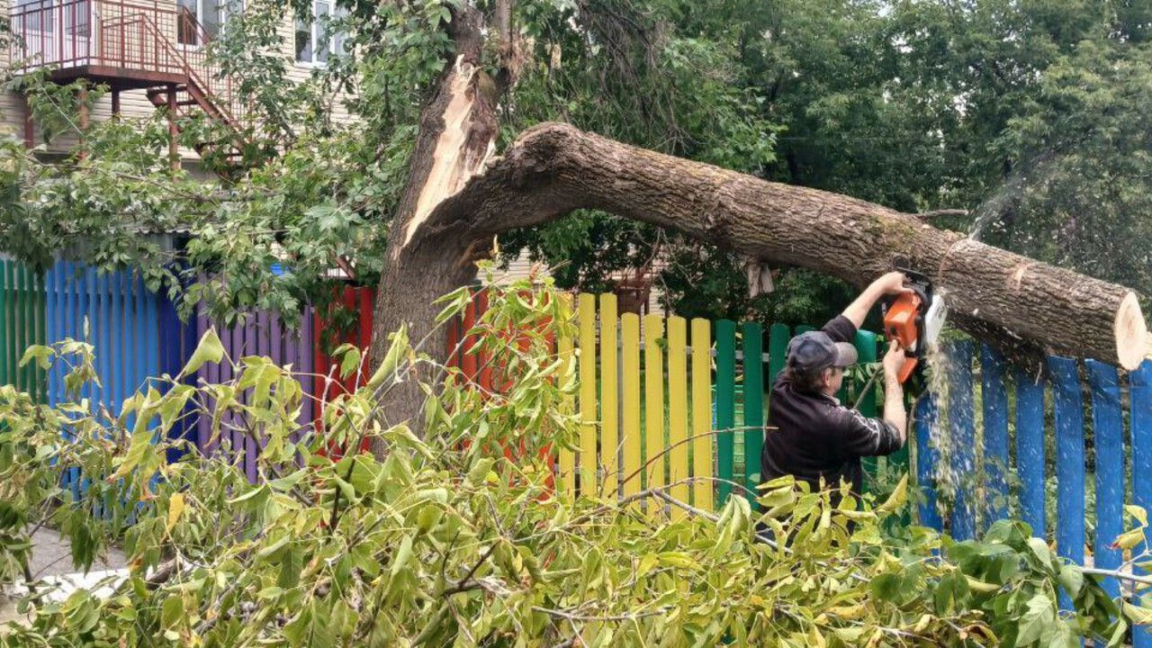 В Суксунском округе начались выплаты жителям, имущество которых пострадало из-за смерча