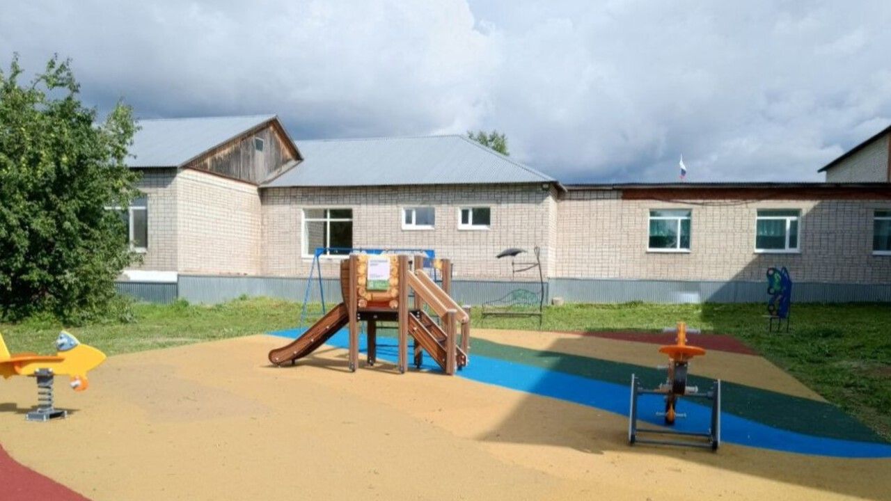 В селе Крюково в Еловском округе благоустроена пришкольная территория