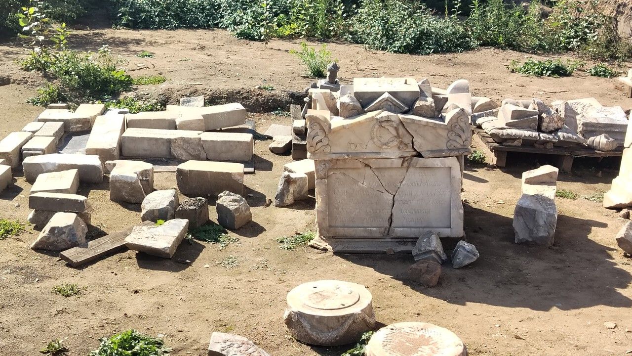 В Перми археологи восстановили фрагменты памятников исторического Архиерейского кладбища 