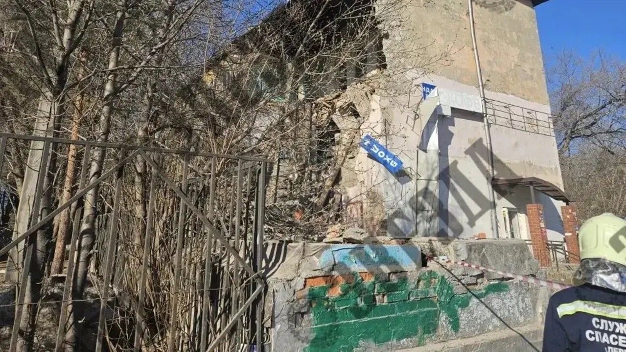 ​Часть стены аварийного дома на улице Чкалова обрушилась в Перми