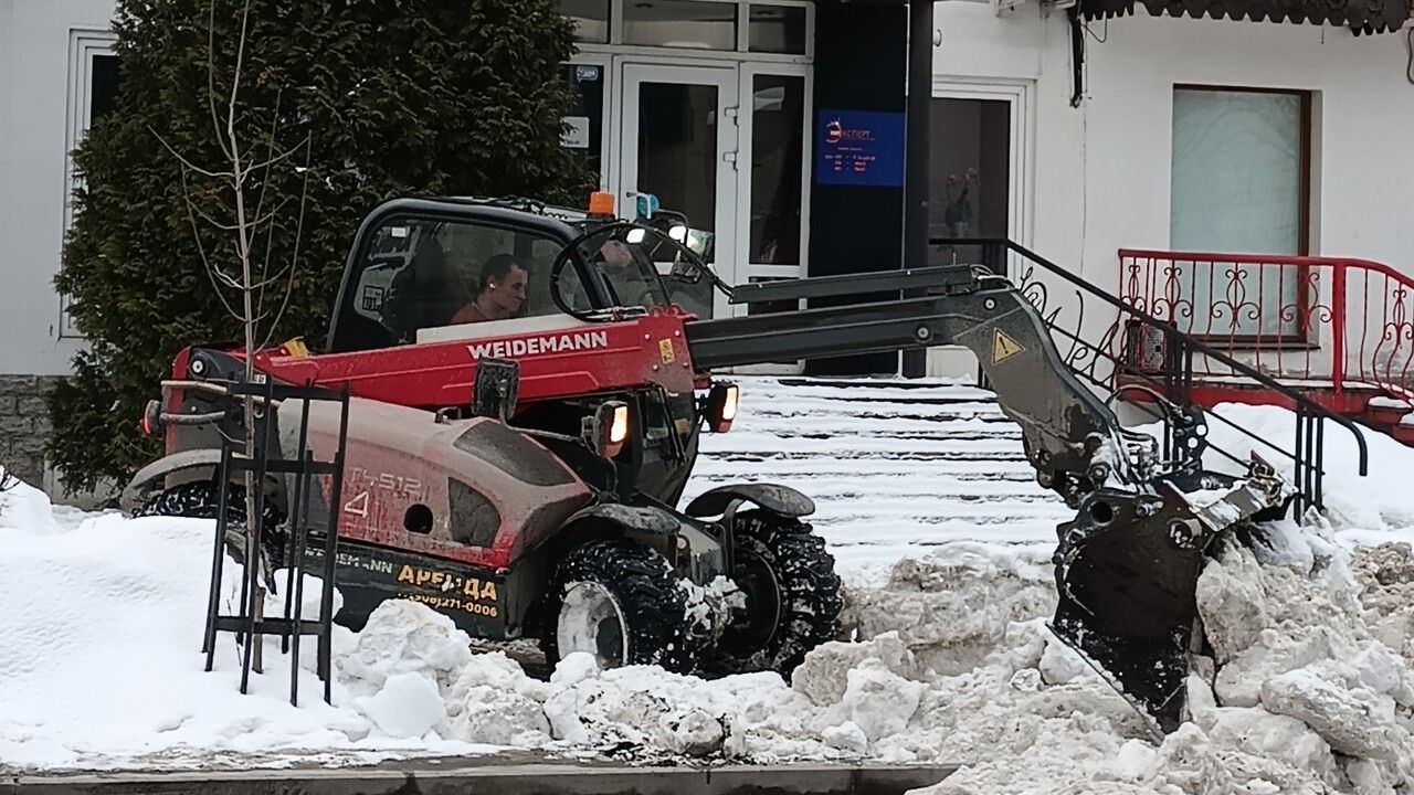 ​Глава Перми поручил усилить очистку крыш и дворов от снега