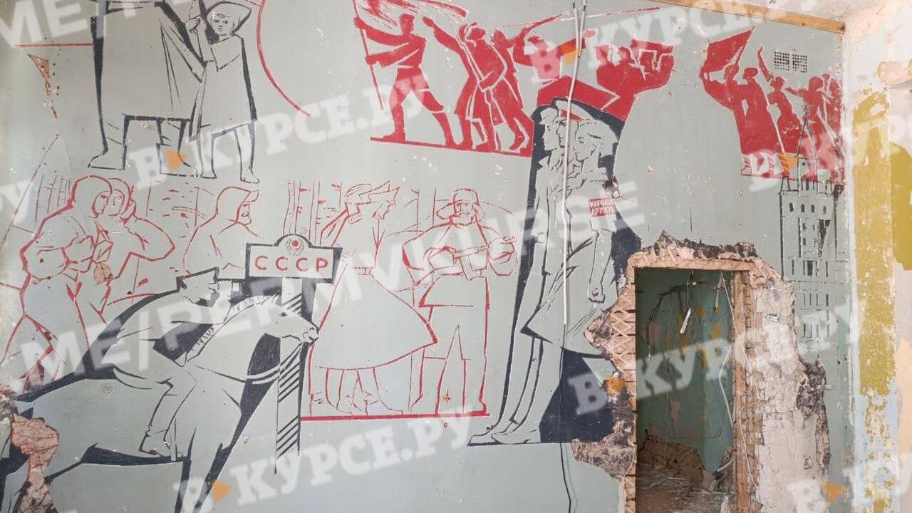 В здании Благородного собрания на улице Сибирской обнаружили советские фрески