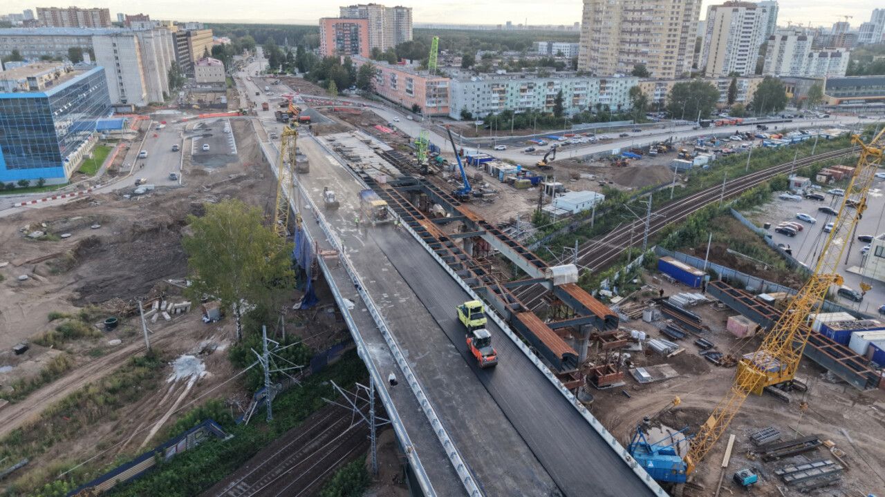 На новом путепроводе по шоссе Космонавтов в Перми начали укладывать асфальт