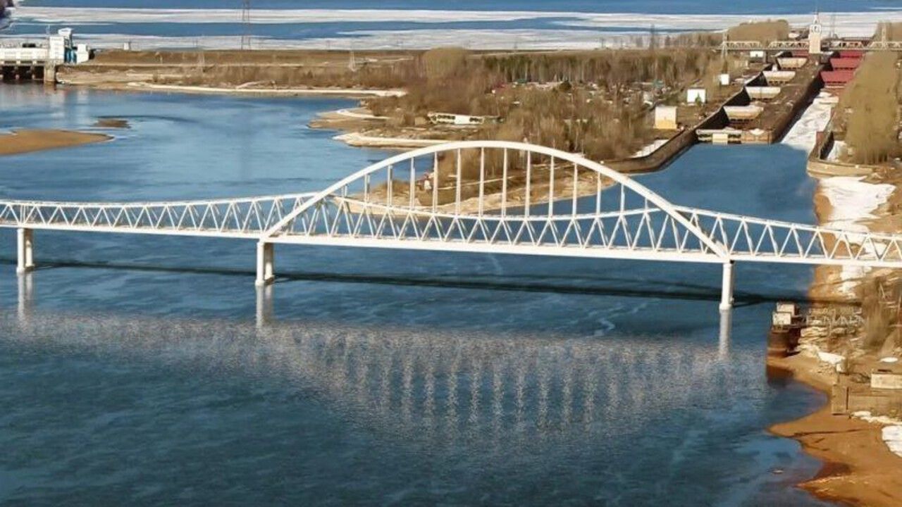 ​В Перми начали завоз металлоконструкций для сборки основной арки железнодорожного моста через Каму
