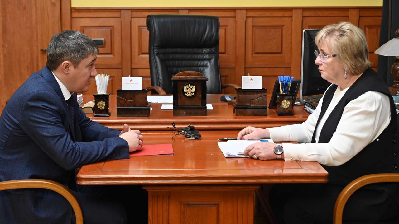 Глава регионального минобрнауки Раиса Кассина рассказала губернатору Дмитрию Махонину об итогах работы сферы образования в 2024 году. Фото: пресс-служба правительства Пермского края