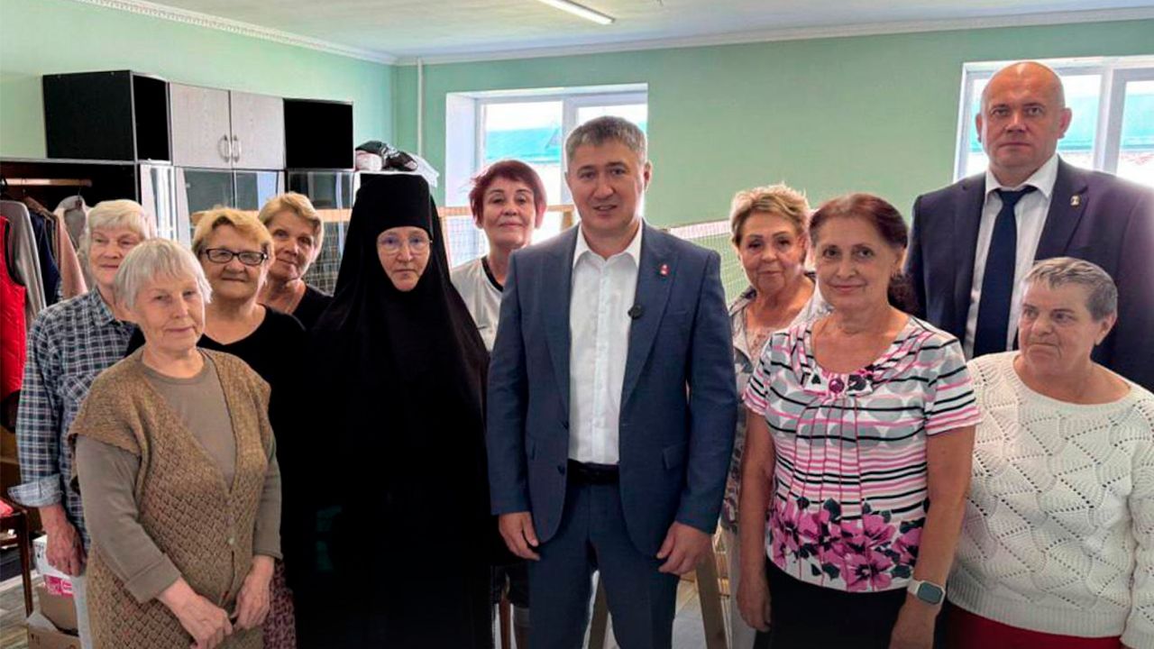 В Кунгуре волонтеры при монастыре плетут маскировочные сети для бойцов СВО