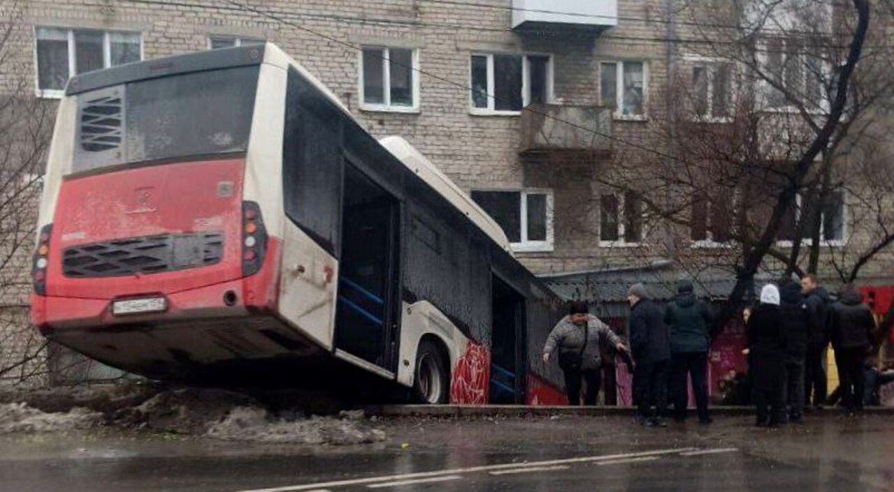 ​В Соликамске прокуратура проверит обстоятельства съезда пассажирского автобуса в кювет