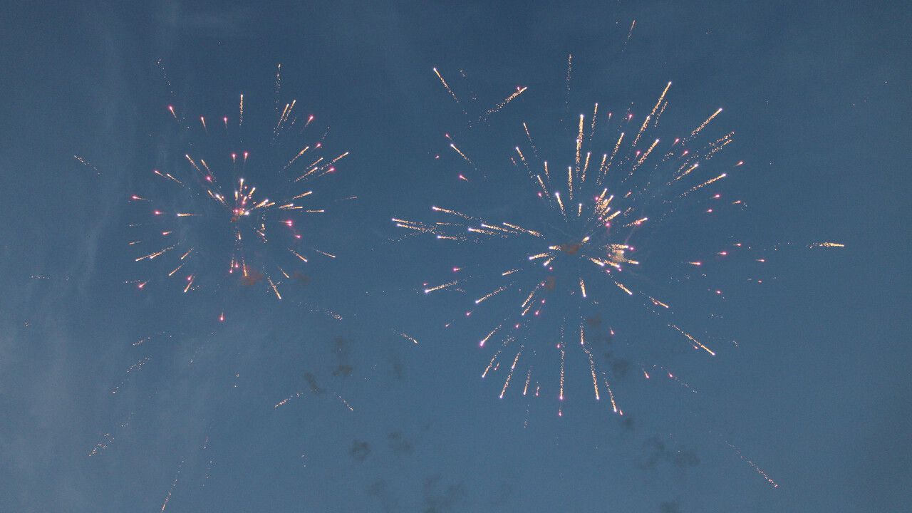 Пермякам напомнили о запрете на запуск салютов в городских лесах Перми