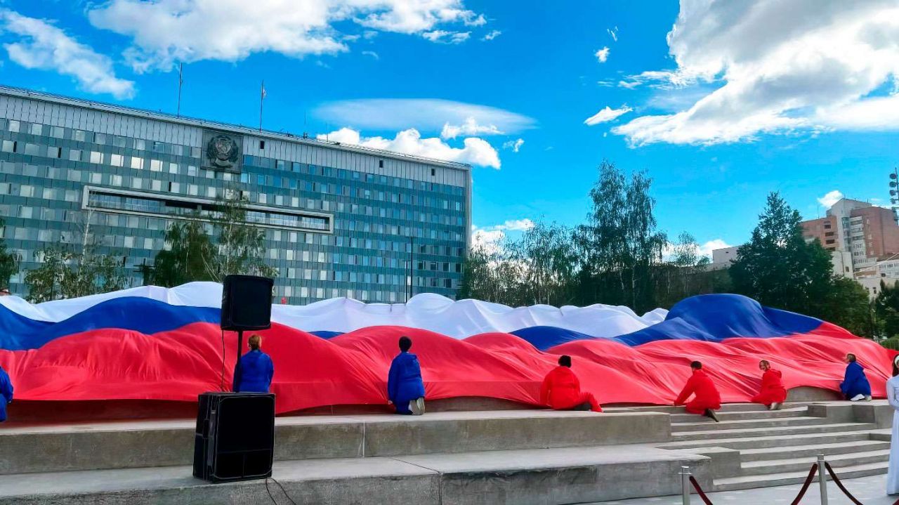 В Перми на эспланаде 12 июня развернут огромный флаг России  
