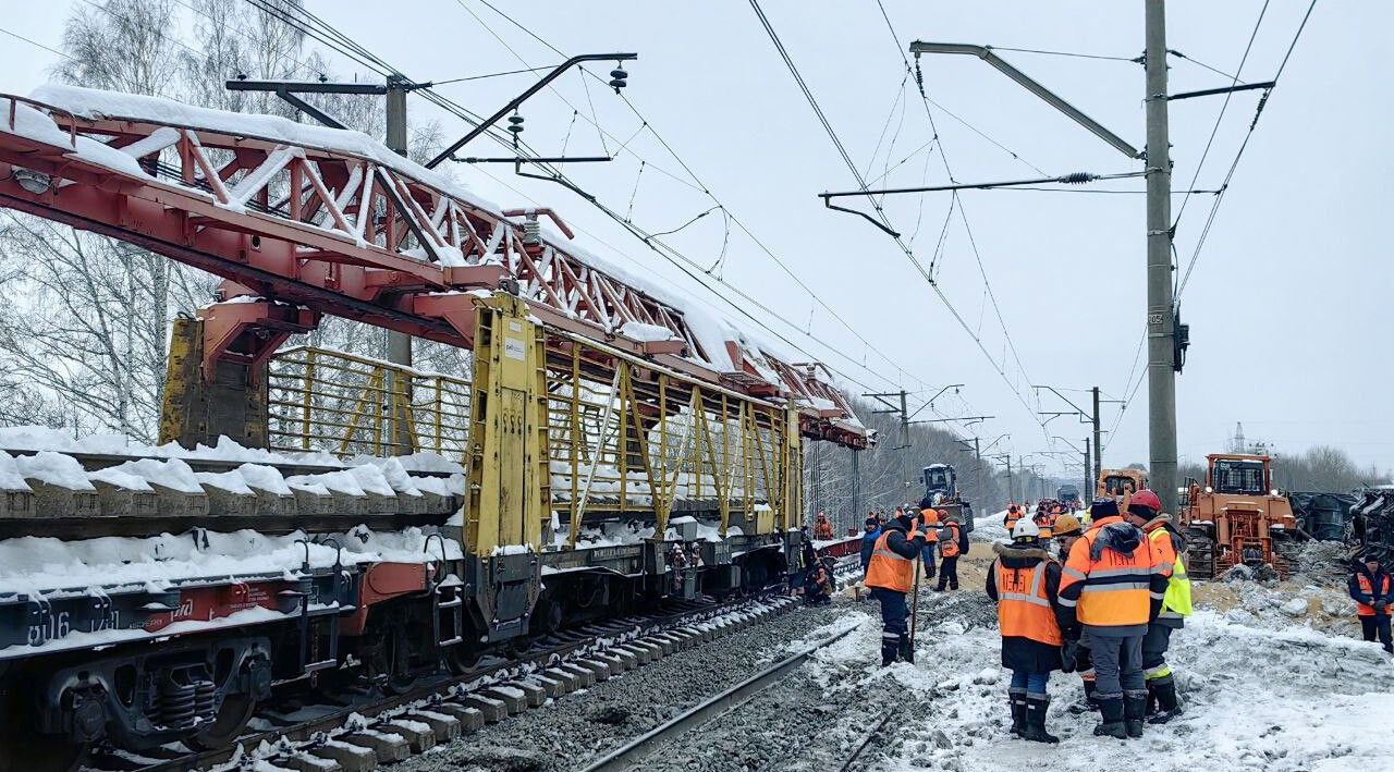 ​После схода вагонов на перегоне Ферма – Бахаревка пассажирские поезда следуют в обход
