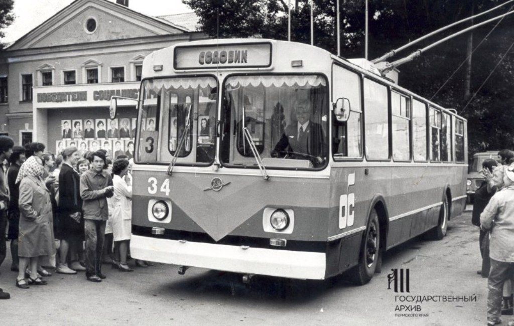 В Березниках были даже троллейбусы, посвящённые юбилеям заводов.Фото: ПермГАСПИ