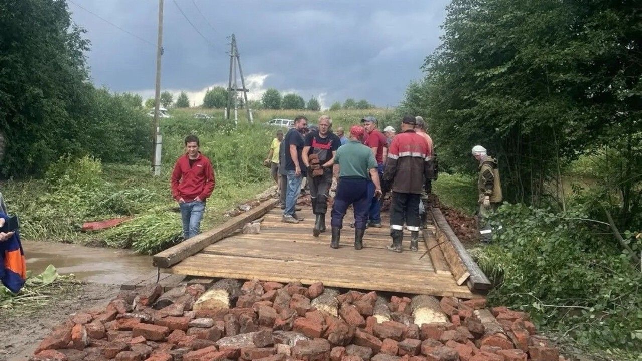 Жители одного из поселков Пермского округа вместе с местными властями восстановили проезд после ливней