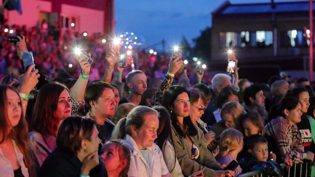 На открытие фестиваля в Кунгуре собрались тысячи зрителей. «Небесная ярмарка» подарила сказку