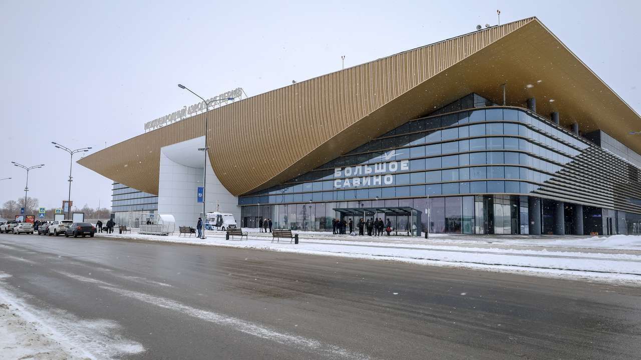 ​Международный аэропорт «Пермь» приостановил работу из-за сильного снегопада