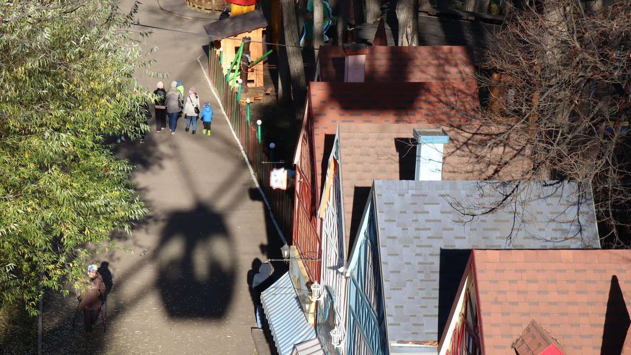 ​В парке имени Горького в Перми демонтируют часть торговых павильонов