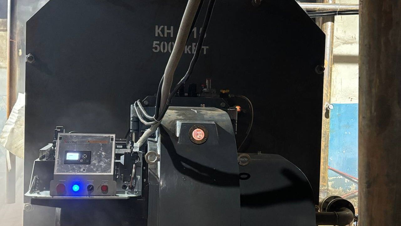 Первый из двух новых котлов начал подавать тепло в систему городского теплоснабжения в Красновишерске