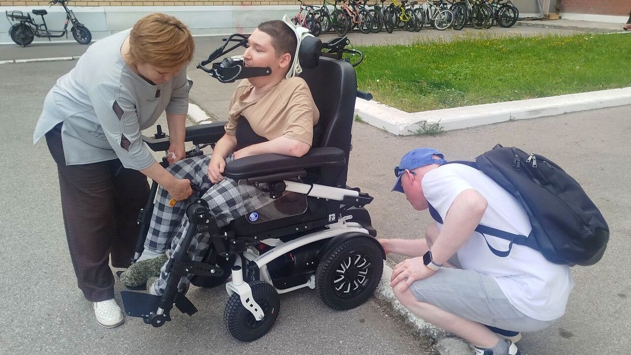 Урок добра: пермяк получил коляску с управлением подбородком 