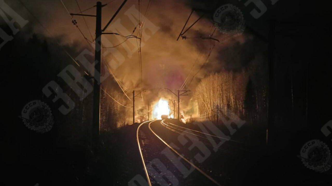 Две цистерны грузового поезда горят на границе Прикамья и Свердловской области