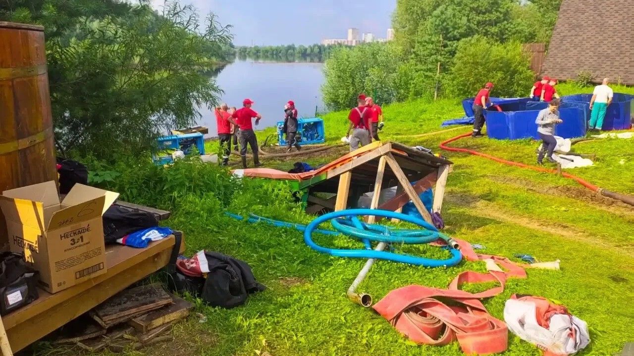 На реках Пыж и Мулянка продолжают устранять последствия разлива нефтепродуктов