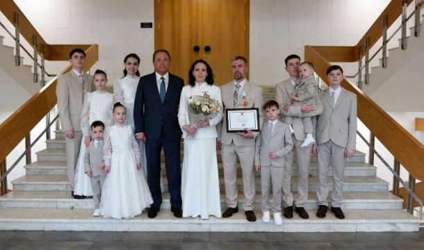 Игорь Комаров вручил орден «Родительская слава» семье из Чувашии