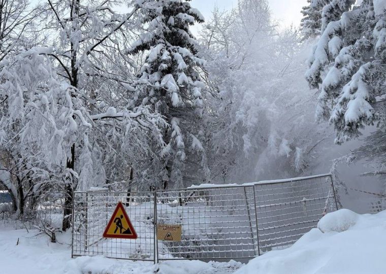 ​В Перми почти две не дели не могут устранить протечку теплосети на бульваре Гагарина
