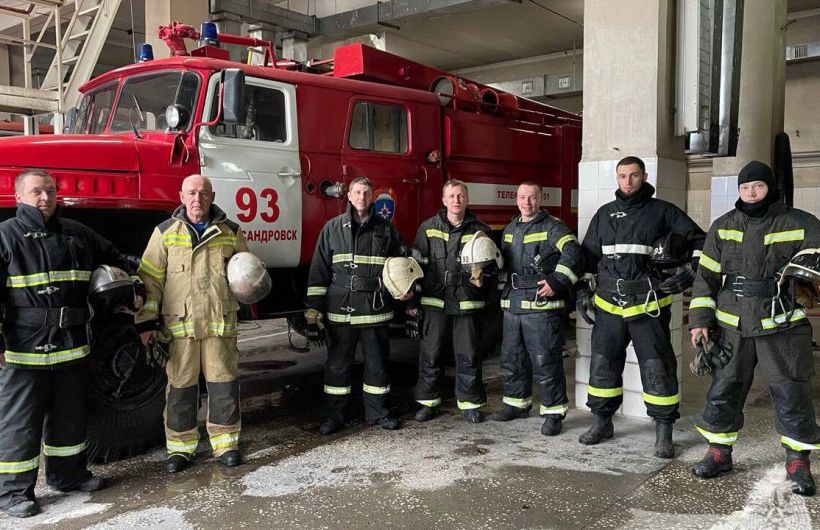 ​В Александровске сотрудники МЧС спасли мужчину из горящего дома