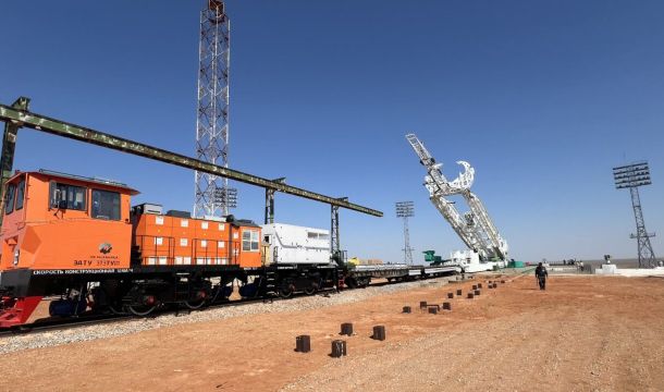 Пермский электротягач использовали для доставки космической ракеты на стартовый комплекс Байконура