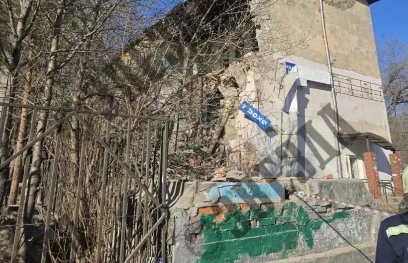 ​Часть стены аварийного дома на улице Чкалова обрушилась в Перми
