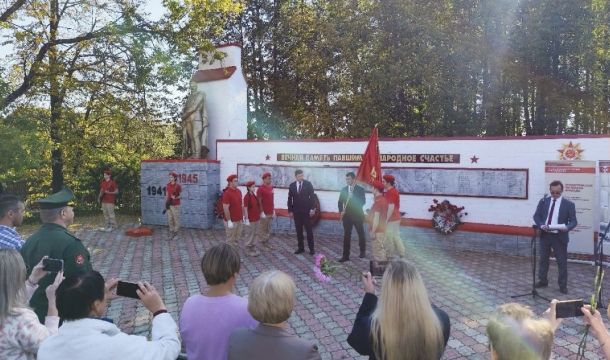 Копию знамени 62-й Молотовской танковой бригады передали в Косинский округ