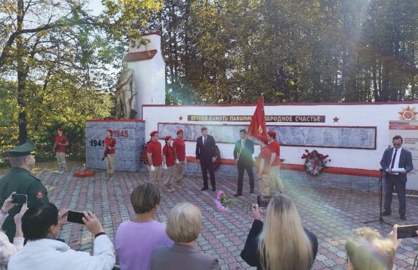 Копию знамени 62-й Молотовской танковой бригады передали в Косинский округ