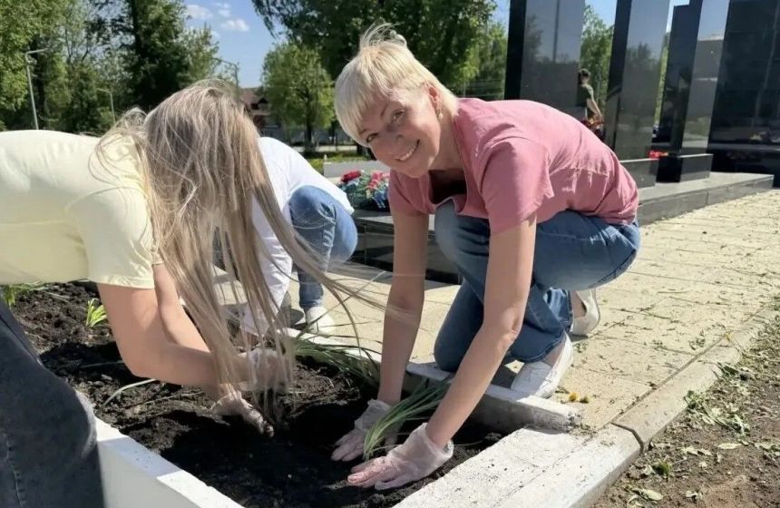 ​«Единая Россия» помогла благоустроить территорию у монумента Неизвестному солдату в селе Уинское