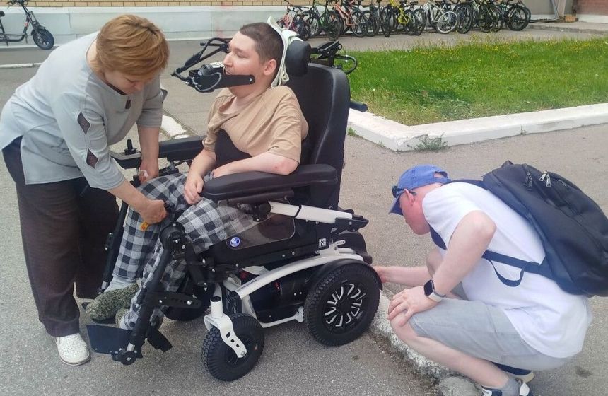 Урок добра: пермяк получил коляску с управлением подбородком 