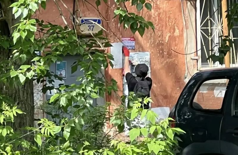 В Индустриальном районе Перми задержали расклейщика незаконной рекламы