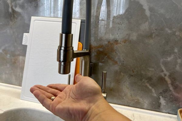 Дефект на трубопроводе устраняют в Кизеле