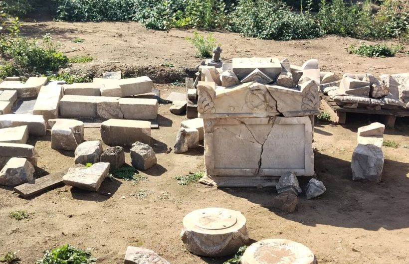 В Перми археологи восстановили фрагменты памятников исторического Архиерейского кладбища 