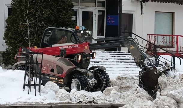 ​Глава Перми поручил усилить очистку крыш и дворов от снега