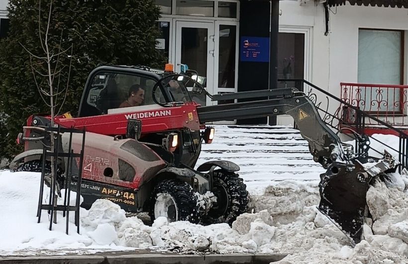 ​Глава Перми поручил усилить очистку крыш и дворов от снега