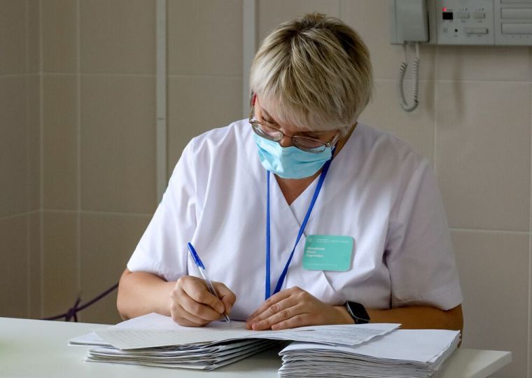 Развенчиваем мифы о насморке, в которые до сих пор верят даже взрослые