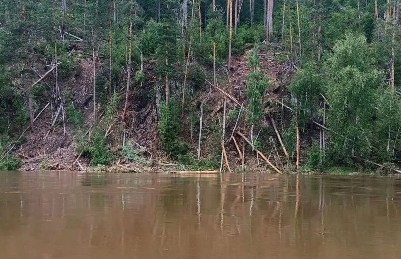 Туристов призвали отказаться от сплавов по реке Чусовой из-за подъема воды и оползней